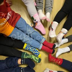 Renkler, desenler ve bolca eğlence! 🧦✨