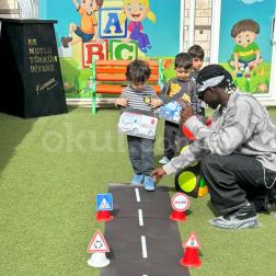 🚦 Bahçede Eğlenceli İngilizce: Araçlar ve Trafik Işıkları 🚗