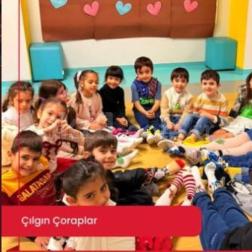 🧦 Renkli Adımlar, Mutlu Yarınlar: Çılgın Çoraplar Günü!