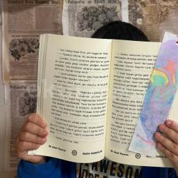 Sanat Atölyesi: Ebru Tekniği ile Renkli Kitap Ayraçları 🎨📚