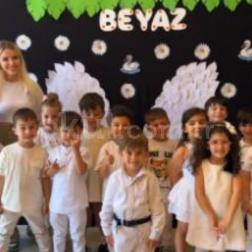 Renkleri Öğrenirken Çok Eğleniyoruz: Beyaz Partisi Coşkusu 