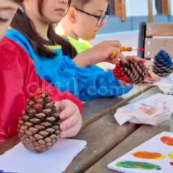 Sürdürülebilir Sanat: Kozalaklar Renkleniyor