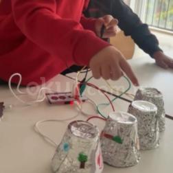 Minik Mucitlerin İletken Piyanosu: Makey Makey ile Kodlama Eğlencesi! 