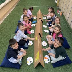 Bahçede Karton boyama Etkinliğimiz