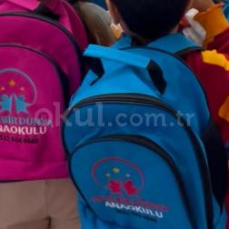 Okulumuzun Ruhunu Sırtımızda Taşıyoruz: Özel Tasarım Çantalarımız Öğrencilerimizle Buluştu!