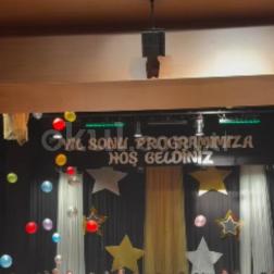Küçük adımlarla başlayan ilkokul serüveni, gurur dolu bir mezuniyetle taçlandı. 🎓