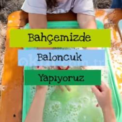 Çocuklarımız, bahçemizin gölgesinde kurulan duyusal su masalarında köpüklerin büyülü dünyasını keşfediyorlar.