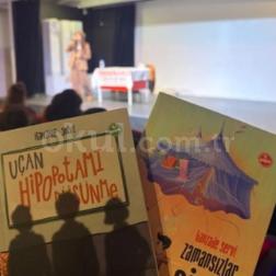 “Zamansızlar Sirki” ve “Uçan Hipopotamı Düşünme” kitaplarının sevilen yazarı Hanzade Servi, okulumuzda öğrencilerimizle keyifli bir söyleşi gerçekleştirdi.