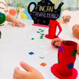 Minik eller hayallerindeki fincanları tasarlıyor 