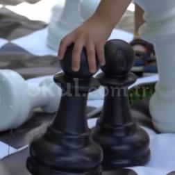 Bahçede Dev Satranç Heyecanı! ♟️🌿✨