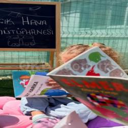 🌿📚 Açık Havada Kitap Keyfi! 🌞💛