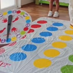 🌈🌀 Bugün sınıfımızda Twister zamanı! 🥳