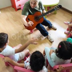 Ağaçların altında piknik, gitardan yükselen neşeli melodiler, kum havuzunda özgürce gelişen hayal güçleri ve bahçemizde oyun dolu anlar… 🧺🎸🏕️
