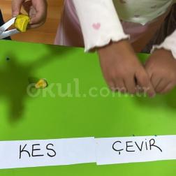 Minik Eller İş Başında: Eğlenceli Yönerge Etkinliğimiz! 🎨✂️
