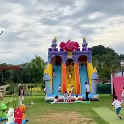 Okul Bahçemizde Şişme Park