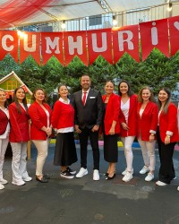 BİZ KOCAMAN BİR EKİBİZ