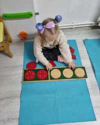 Montessori materyalleri ile çalışma