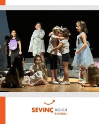 ÇEKMEKÖY SEVİNÇ KOLEJİ İLKOKOLU ''KAYIP EŞYA CUMHURİYETİ'' ADLI OYUNLARIYLA SAHNEDE
