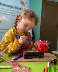 Marangozluk Atölyesinde kendi oyuncaklarımızı ürettik.