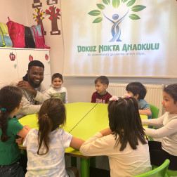 Native Öğretmen eşliğinde İngilizce derslerimizi gerçekleştiriyoruz