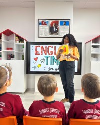 Native Öğretmen eşliğinde İngilizce derslerimizi gerçekleştiriyoruz