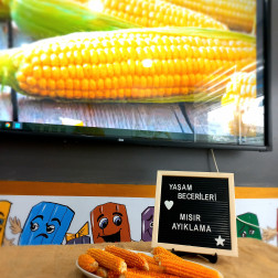 Minik Ellerle Mısır Ayıklama