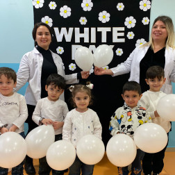 Our students learn colours in two languages..