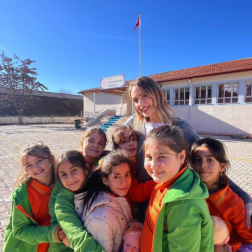 BİR GÜLÜMSEME BİR DÜNYA DEĞİŞTİRİR!