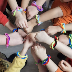 Çocuklarımızla bileklik yaptık.