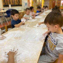 Anasınıfı öğrencilerimiz Tıraş köpüğü ile resim yapma etkinliği yaptılar.