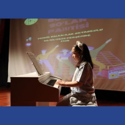 Pendik Balkanlar Ortaokulu’nda 80’ler ve 90’lar Partisi Coşkusu!