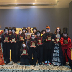 Ümraniye Final Akademi Anadolu Lisesi ve Ortaokulu olarak öğrencilerimizle birlikte gerçekleştirdiğimiz tiyatro gösterisi büyük bir ilgiyle izlendi ve izleyicilerden tam not aldı. Öğrencilerimizin sahne performansları ve emekleri bizleri gururlandırdı.