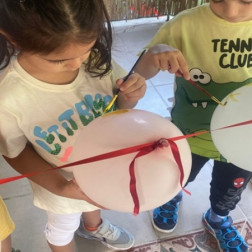 İPE DİZİLEN BALONLAR