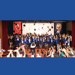 Özel Pendik Balkanlar Koleji İlkokulu 4. sınıf öğrencileri, bugün hem gözlerimizi yaşartan hem de yüreğimizi gururla dolduran muhteşem bir törenle mezun oldular.