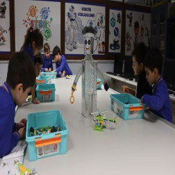 KÜÇÜK ELLER BÜYÜK İŞLER BAŞARIYOR!