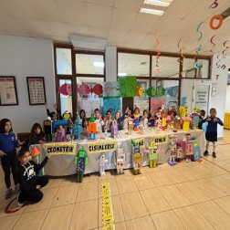 GEOMETRİK CİSİMLERLE ROBOŞENLİK SERGİMİZ