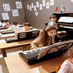 MİNİK PARMAKLAR NOTALARA HAYAT VERİYOR..