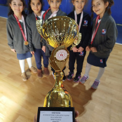 29 Ekim Cumhuriyet Bayramı Satranç Turnuvası’nda Birincilik kazanan Minikler Kız Satranç Takımımızı yürekten kutluyoruz!