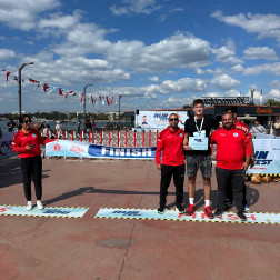 ÖĞRENCİMİZ ÇINAR ÇUBUK, MARATONDA ZİRVEDE!