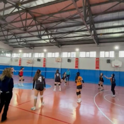 KIZ VOLEYBOL TAKIMIMIZ TURNUVAYA GALİBİYETLE BAŞLADI