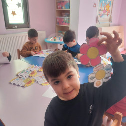 Fasulye çimlendiriyoruz.