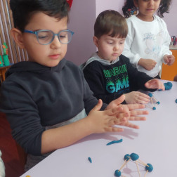 GEOMETRİK ŞEKİLLERLE EĞLENCELİ BİR GÜN!