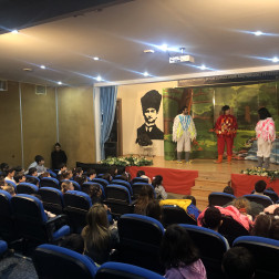 "Çirkin Ördek Yavrusu" İnteraktif Tiyatro Oyunu