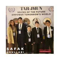 Şafak Okulları ortaokul öğrencileri ,Türkiye’nin farklı şehirlerinden ve okullarından yaklaşık 300 öğrencinin katılımıyla gerçekleşen MUN konferansına katıldılar.