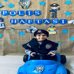 👮‍♂️ Minik Kalplerden Koca Yürekli Kahramanlara: Polis Haftası Kutlu Olsun! 💙🚓