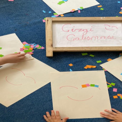 Minik Ellerle Renkli Çizgi Çalışmaları!