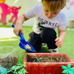 🎩 Bugün minik kaşiflerimizle kazı çalışması yaptık! 🪱🦕