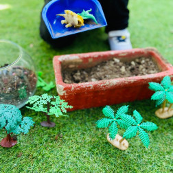 🎩 Bugün minik kaşiflerimizle kazı çalışması yaptık! 🪱🦕