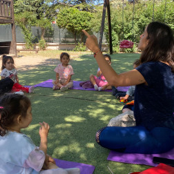 BAHÇE DE YOGA ZAMANI