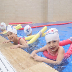 🏊‍♀️ Suda Özgürlük: Eğlenerek Yüzüyoruz!